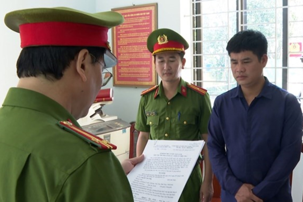 Nghi can Công nghe lệnh khởi tố của Công an tỉnh Thái Bình. Ảnh: Công an cung cấp